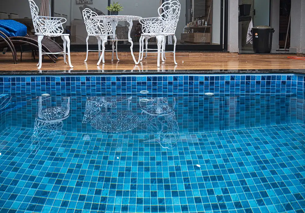 Piscina de vinil de alta performance integrada à área gourmet ao entardecer