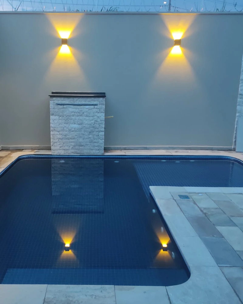 Linha Elegance, piscina com acabamentos sofisticados e iluminação cênica
